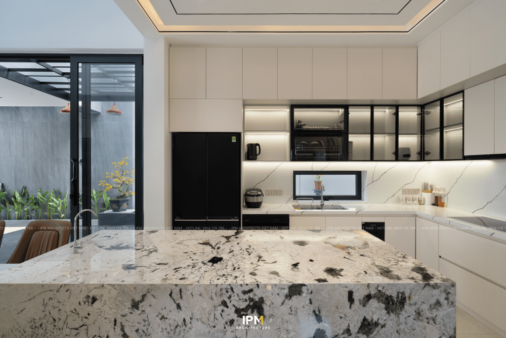 Khu vuc bep an rong rai, thoang mat DT Villa| IPM ARCHITECTS