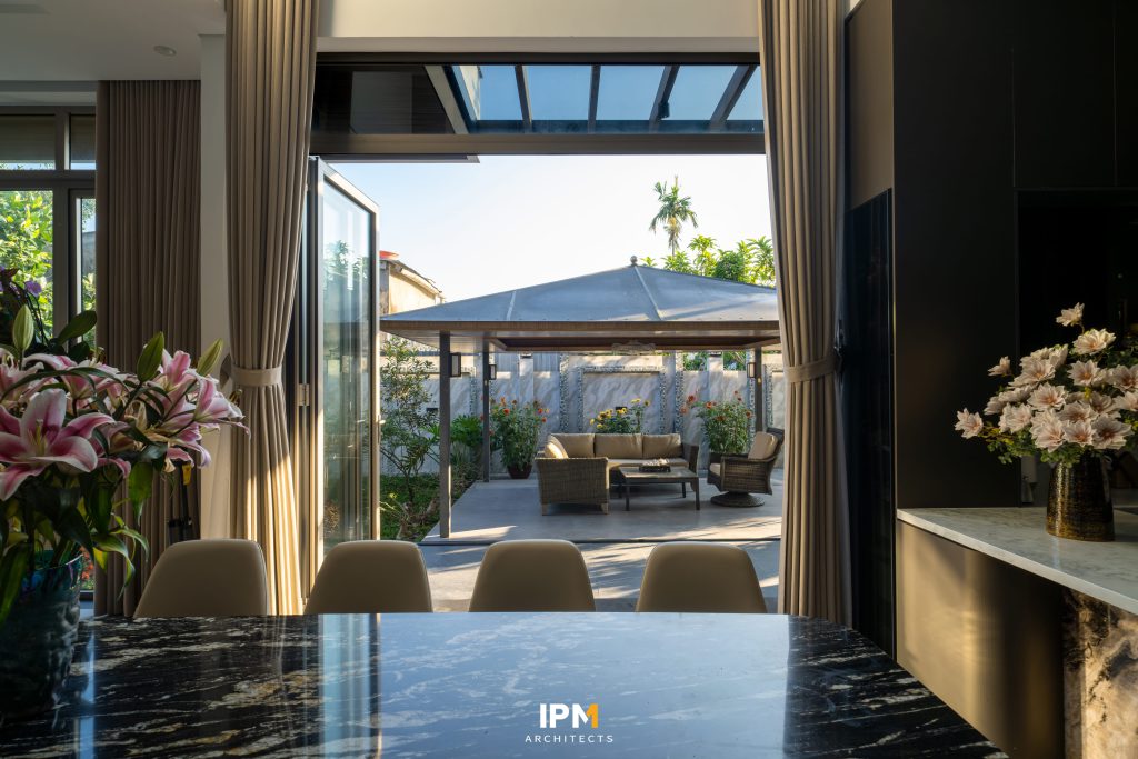 Không gian kết nối bên ngoài tại phòng bếp TH Villa| IPM Architects