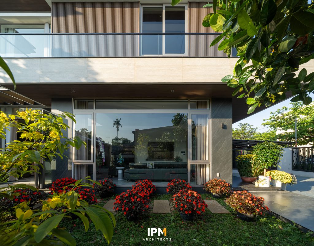 Không gian sân vườn bao bọc TH Villa| IPM Architects
